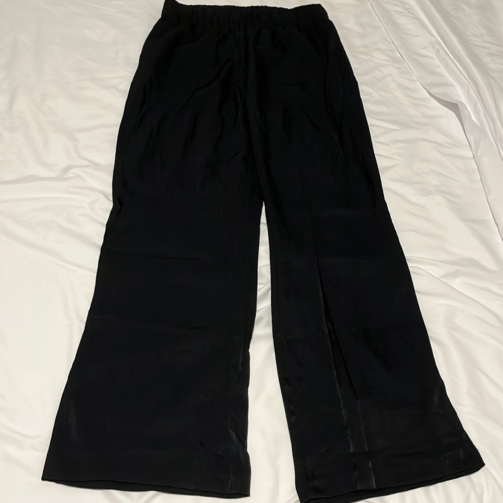H&M women’s size medium black flowy textured pant. Silky material, elastic waist